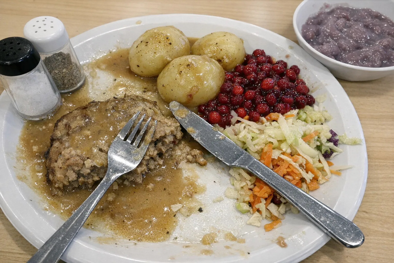 Bild på Köttfärslimpa alternativt kålpudding, sås, potatis, rårörda lingon, råkost