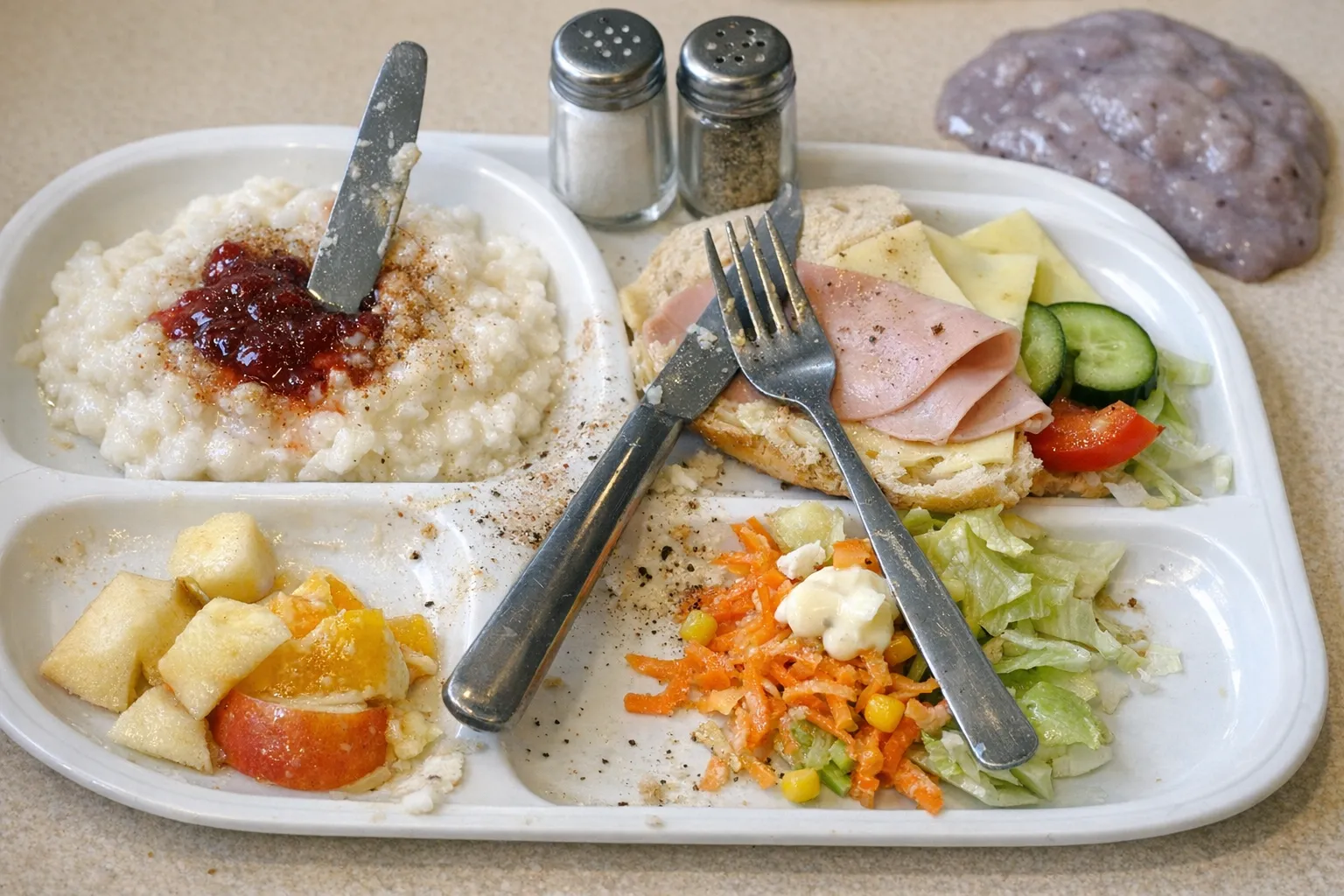 Bild på Risgrynsgröt, mjukt bröd, pålägg, frukt, råkost