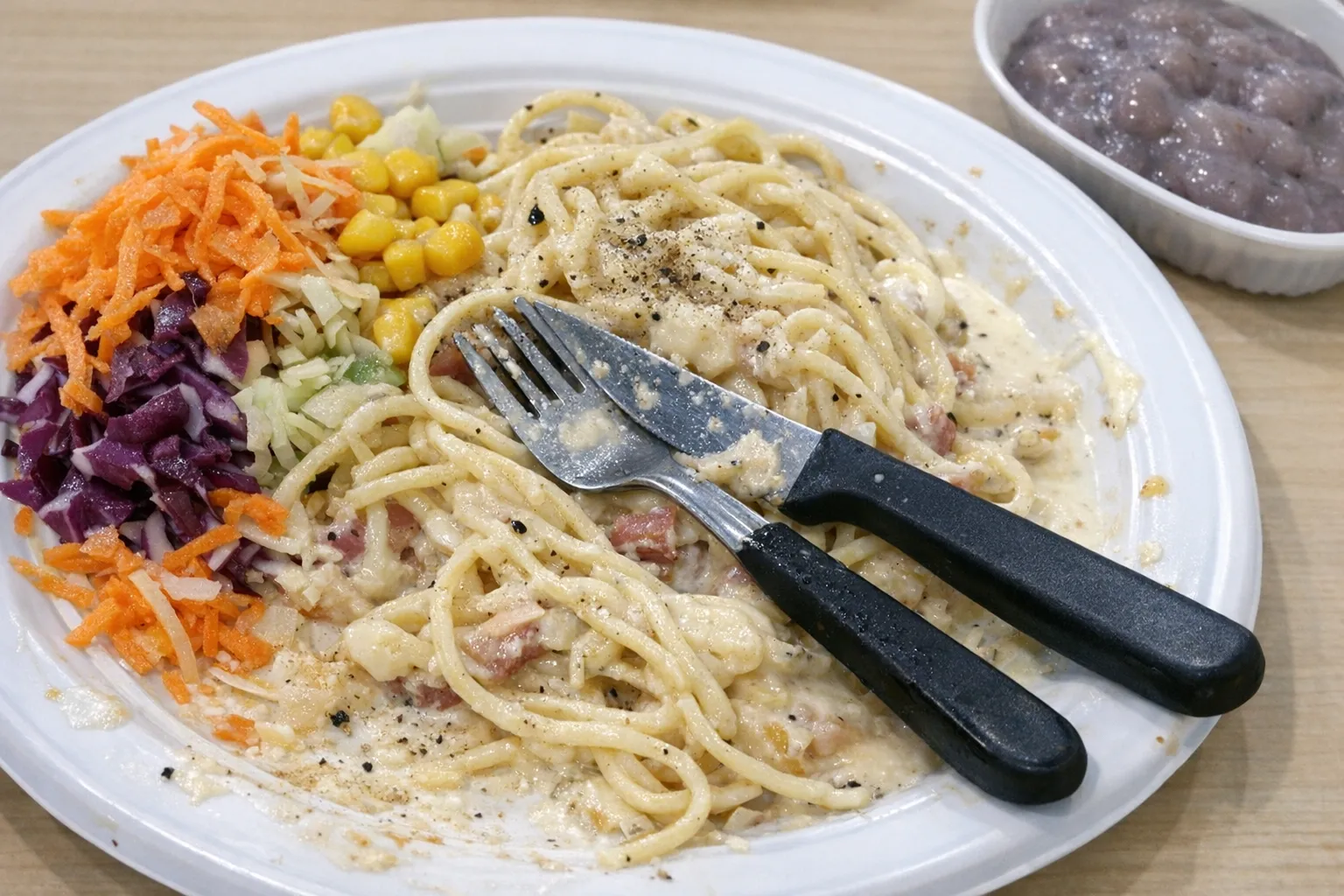 Bild på Pasta med carbonarasås, råkost