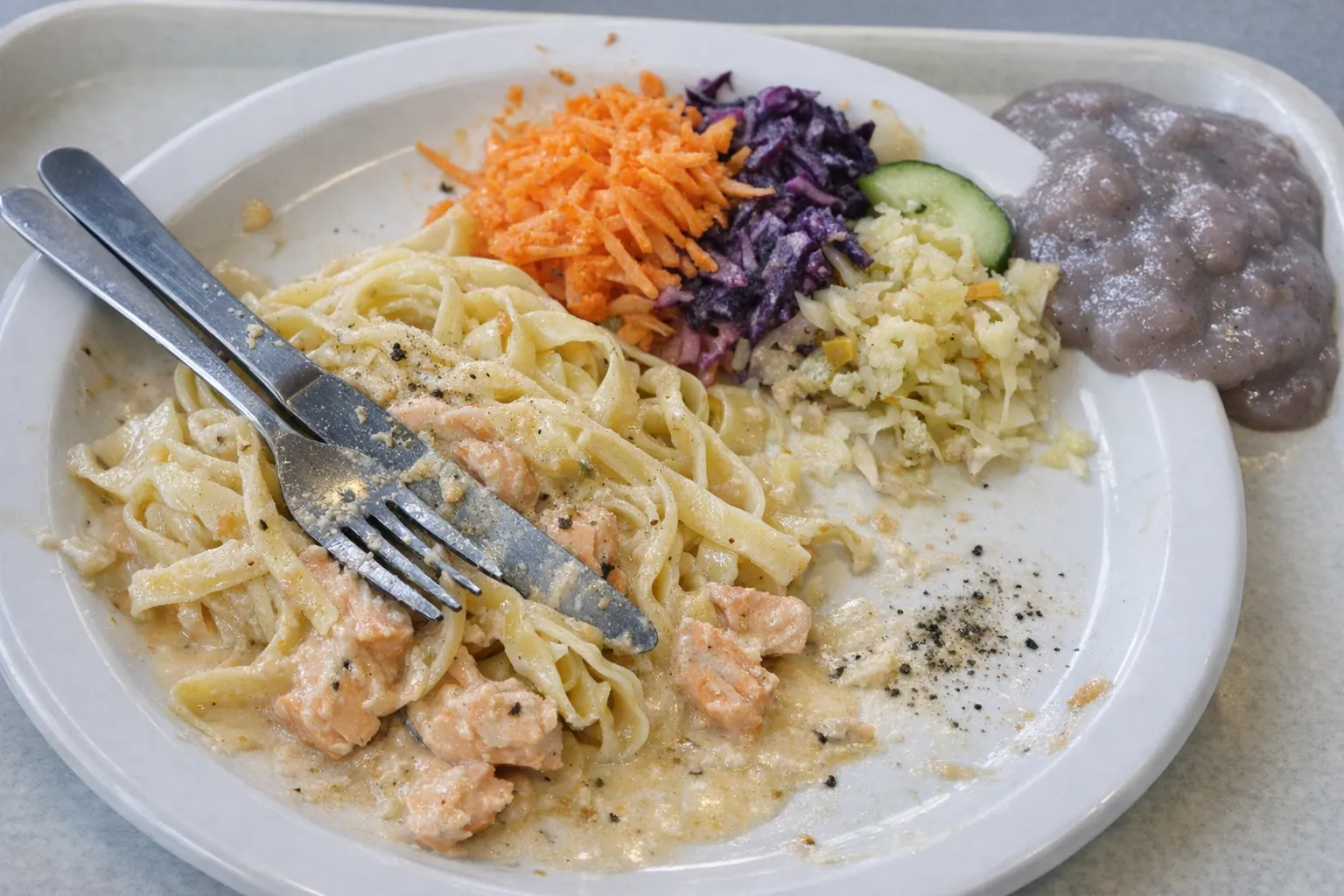 Bild på Krämig laxsås, tagliatelle, råkost